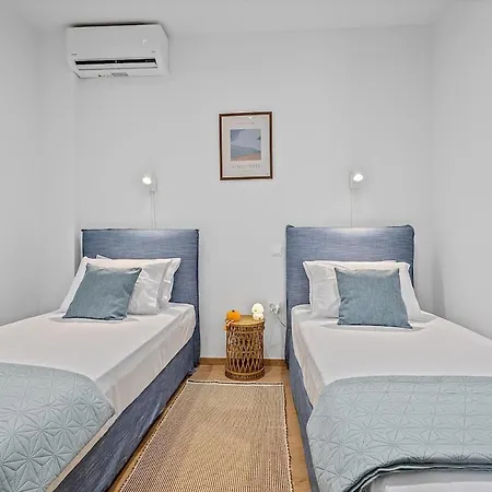Beachfront With A Breathtaking View! דירה Chalkís