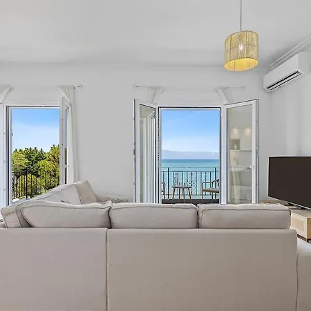 Beachfront With A Breathtaking View!