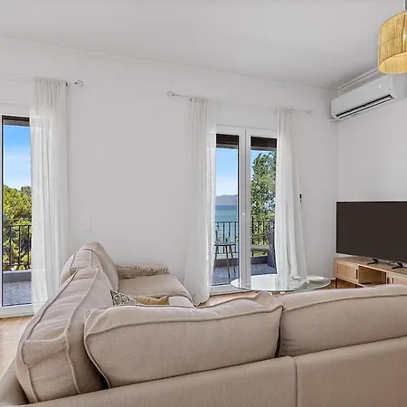 Beachfront With A Breathtaking View! Chalkís